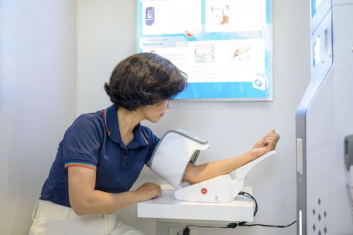 Trạm Công dân số phát huy vai trò thế mạnh “gần dân, sát dân”, trở thành điểm tựa y tế an toàn và đáng tin cậy trong những tình huống khẩn cấp, ốm, sốt bất ngờ.