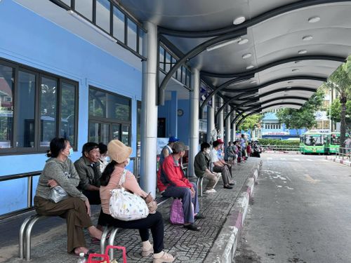 Hệ thống bến bãi, nhà chờ xe buýt của TP.HCM đang dần được đầu tư hiện đại.