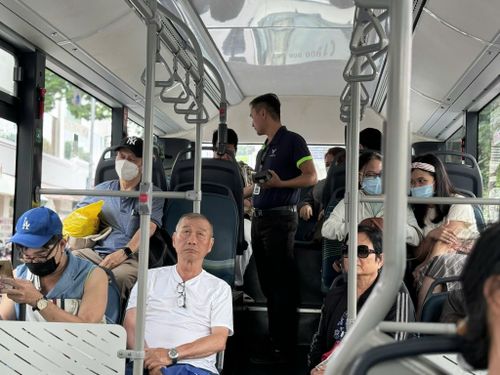 Người đi xe buýt tại TP.HCM thuộc nhiều đối tượng khác nhau, trong đó nhiều nhất là học sinh sinh viên, công nhân viên chức, người lao động.