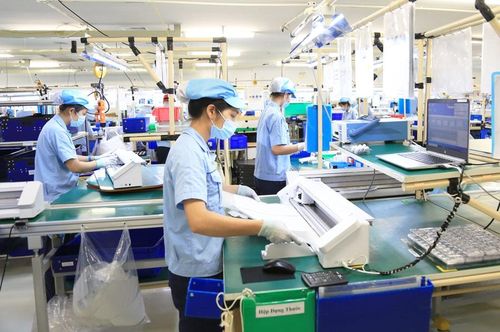 Sản xuất linh kiện điện tử tại Công ty TNHH Rhythm Precision Việt Nam (Khu công nghiệp Nội Bài). Ảnh: Quang Thái