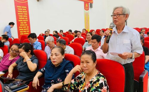 Cử tri nêu ý kiến kiến nghị về các vấn đề dân sinh. Ảnh Thanh Tùng