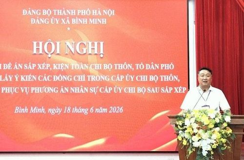 Đồng chí Nguyễn Khánh Bình, Bí thư Đảng ủy, Chủ tịch HĐND xã phát biểu chỉ đạo tại hội nghị. Ảnh T. Đạt