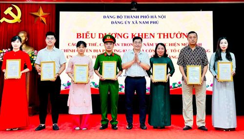 Ban Tổ chức trao giải cho Nhất các tác giả dự thi thể loại báo in. Ảnh: Bảo Thoa