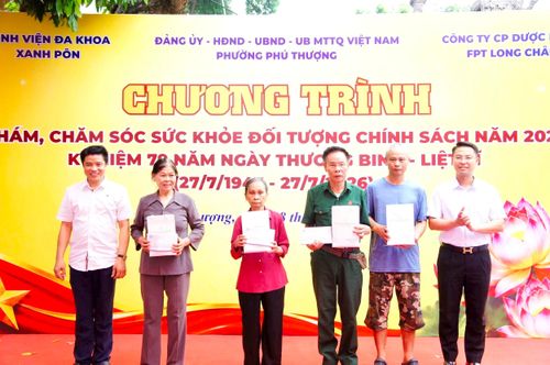 Lãnh đạo phường Phú Thượng và đại diện Bệnh viện Đa khoa Xanh Pôn tặng quà cho người có công. Ảnh: PV