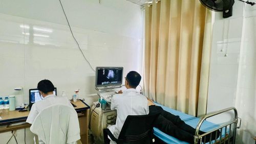 Đội ngũ y, bác sĩ sử dụng trang thiết bị hiện đại để thăm khám, đánh giá tình trạng sức khỏe cho người có công. Ảnh: PV