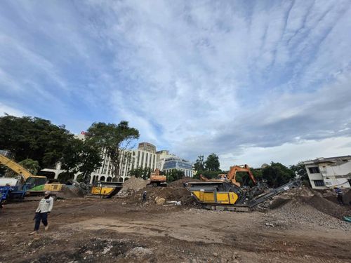 Máy nghiền phế thải xây dựng hoạt động trên công trường phá dỡ. Ảnh: Hoài Linh