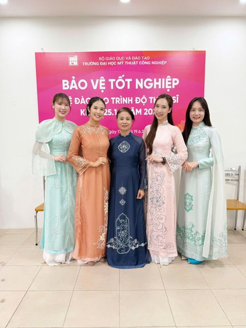 Tại buổi bảo vệ tốt nghiệp, Ngọc Hân giới thiệu bộ sưu tập áo dài phát triển từ đề tài nghiên cứu của mình, lấy cảm hứng từ những hoa văn họa tiết hoa sen chạm khắc trên bia tiến sĩ tại Văn Miếu - Quốc Tử Giám. Một số người bạn thân của hoa hậu như hoa hậu Phí Thùy Linh, á hậu Hoàng Anh, họa sĩ Vương Linh tham gia trình diễn.