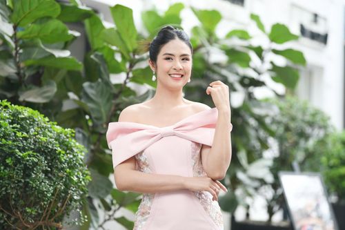 Cô được yêu mến nhờ sự thân thiện, lối sống giản dị, không ồn ào, tai tiếng. Bên cạnh phát triển sự nghiệp thiết kế áo dài, cô còn kinh doanh thời trang suit và giữ vị trí chuyên gia cố vấn truyền thông tại Bảo tàng Mỹ thuật Việt Nam...