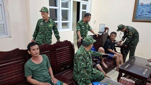 Tổ chức kiểm tra sức khỏe ban đầu cho các thuyền viên.