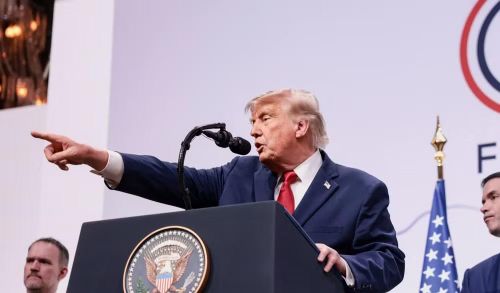 Trong khi đó, Nhà Trắng khẳng định ông Trump luôn lắng nghe mọi quan điểm nhưng ông mới là người đưa ra quyết định cuối cùng.