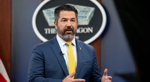 Phát ngôn viên trưởng Lầu Năm Góc Sean Parnell sau đó cũng xác nhận Bộ trưởng Quốc phòng Pete Hegseth ủng hộ thỏa thuận hòa bình với Iran cũng như các mục tiêu mà Tổng thống Trump đề ra. 