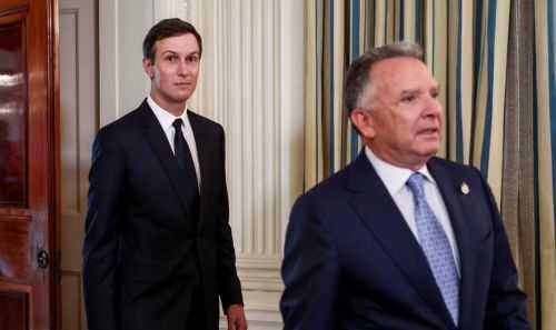 Steve Witkoff và Jared Kushner, những người trực tiếp dẫn dắt các cuộc đàm phán với Iran, tỏ ra lạc quan hơn về khả năng đạt được thỏa thuận, dù họ vẫn có những hoài nghi nhất định. 