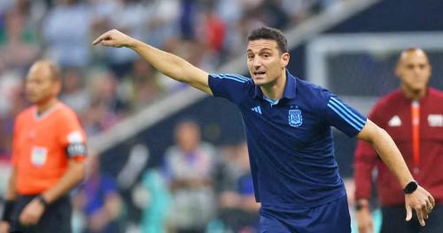 Trên sân cỏ, huấn luyện viên Lionel Scaloni cùng các học trò đang hướng tới mục tiêu bảo vệ ngôi vương. Ngoài sân cỏ, đội tuyển này cũng cho thấy sự chuẩn bị kỹ lưỡng đến từng chi tiết nhỏ nhất, từ nơi ăn ở, chế độ tập luyện cho tới những món ăn quen thuộc mang đậm bản sắc quê hương.