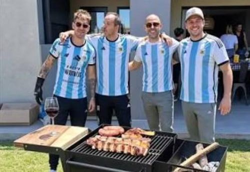 "Asado rất quan trọng với người Argentina. Đó là một phần văn hóa của chúng tôi. Chúng tôi muốn các cầu thủ cảm thấy như đang ở nhà dù phải thi đấu xa quê hương", một nguồn tin của Liên đoàn Bóng đá Argentina chia sẻ.
