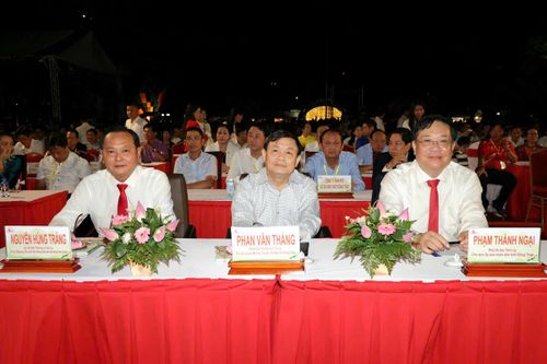 Các đại biểu dự khai mạc lễ hội. (Ảnh: Trung Phạm).