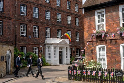  Eton College là trường nội trú dành cho các nam sinh từ 13 đến 18 tuổi. Ngôi trường này nằm gần Lâu đài Windsor của Hoàng gia Anh, phía tây thủ đô London. Theo Reuters, học phí tại đây hiện vào khoảng 63.000 bảng Anh (tương đương hơn 2,2 tỷ đồng) mỗi năm. Ảnh: Nytimes. 