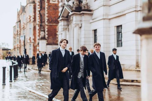  Ngược lại, Thái tử William luôn dành những đánh giá tích cực về Eton. Trong một chia sẻ gần đây, ông tiết lộ rằng thời còn là học sinh tại trường, ông thường tranh thủ trở về Lâu đài Windsor vào cuối tuần để uống trà cùng bà nội là Nữ hoàng Elizabeth II. Nhưng Hoàng tử Harry lại không mấy mặn mà với ngôi trường này. Trong cuốn hồi ký Spare, Harry mô tả Eton vừa là "ngôi trường tốt nhất thế giới" vừa là "một cú sốc lớn" đối với bản thân. Ảnh: Eton College. 