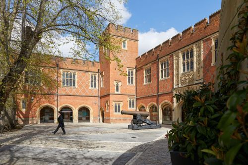 Tại Eton, mỗi học sinh thuộc về một trong 25 nhà nội trú, sau đó mới thuộc về cộng đồng Eton College. Mỗi nhà có khoảng 55 học sinh. Trước đây, cả Thái tử William và Hoàng tử Harry đều sống tại Manor House, vì vậy, nhiều khả năng Hoàng tử George cũng sẽ theo truyền thống này. Manor House được sử dụng làm khu nội trú từ ít nhất năm 1723 và từng là nơi ở của Công tước Wellington thứ nhất. Vị này tin rằng tinh thần dám nghĩ dám làm của ông được hình thành từ nơi đây. Ảnh: Eton College. 