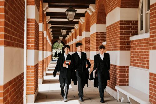  Bên cạnh đó, Eton vẫn duy trì nhiều truyền thống kéo dài hàng thế kỷ. Học sinh của trường mặc đồng phục gồm áo đuôi tôm màu đen, áo sơ mi trắng không cổ, cổ áo cứng gắn bằng đinh ghim, quần sọc, giày đen nặng và cà vạt. Bộ đồng phục này được áp dụng từ năm 1820 nhằm tưởng niệm Vua George III sau khi ông qua đời. Không chỉ đồng phục, học sinh Eton cũng dùng hệ thống từ vựng riêng. Chẳng hạn, các tiết học không được gọi là "classes" mà là "divs"; giáo viên không phải "teachers" mà là "beaks". Thuốc lá được gọi bằng một từ lóng riêng là "tabbage". Ảnh: Eton College. 