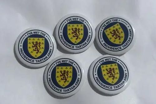 Cổ động viên Scotland cũng mua những chiếc huy hiệu có in biểu tượng của Hiệp hội Bóng đá Scotland bán gây quỹ từ thiện. 