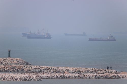  Eo biển Hormuz vẫn là một quân bài quan trọng của Iran khiến ông Trump dần xuống thang. Ảnh: Reuters.