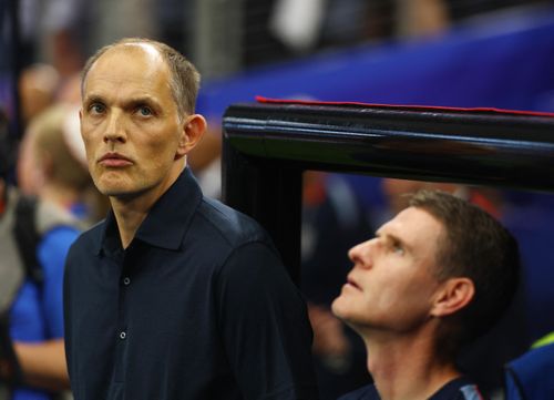  Hình ảnh Tuchel đứng im lặng trong lúc "God Save the King" vang lên tạo nên cuộc tranh luận vượt ra ngoài phạm vi bóng đá.