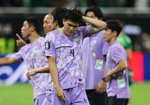  Kim Min-jae không thể giấu nổi thất vọng sau trận. Ảnh: Reuters. 