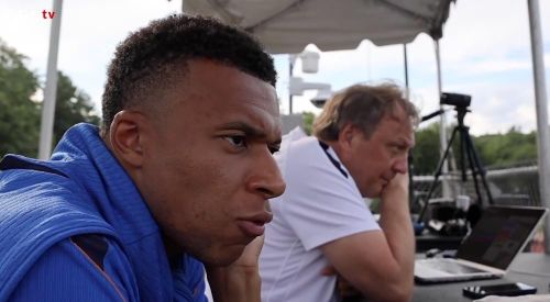  Theo truyền thông Pháp, Mbappe dành phần lớn thời gian theo dõi nhóm cầu thủ chưa được ra sân trong chiến thắng 3-1 trước Senegal. Khi thấy tiền đạo Real Madrid đứng cạnh các chuyên gia phân tích, một quay phim đã đùa rằng anh chính là "chuyên gia phân tích video thứ tư" của đội tuyển Pháp. Ảnh trích từ video của LĐBĐ Pháp. 