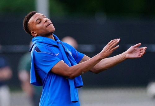  Hình ảnh Mbappe chăm chú quan sát buổi tập càng cho thấy vai trò thủ lĩnh ngày càng lớn của anh trong đội hình tuyển Pháp. Ở trận ra quân World Cup 2026, tiền đạo 27 tuổi lập cú đúp giúp Pháp đánh bại Senegal 3-1. Ảnh: Reuters. 