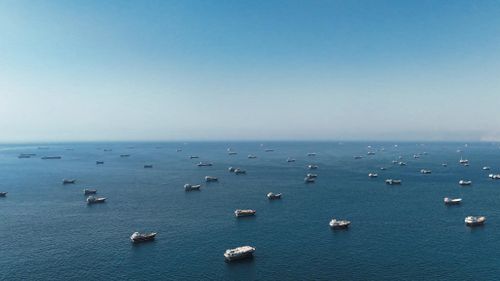 Cảnh tàu thuyền tại eo biển Hormuz được chụp từ máy bay không người lái. Ảnh: Reuters.