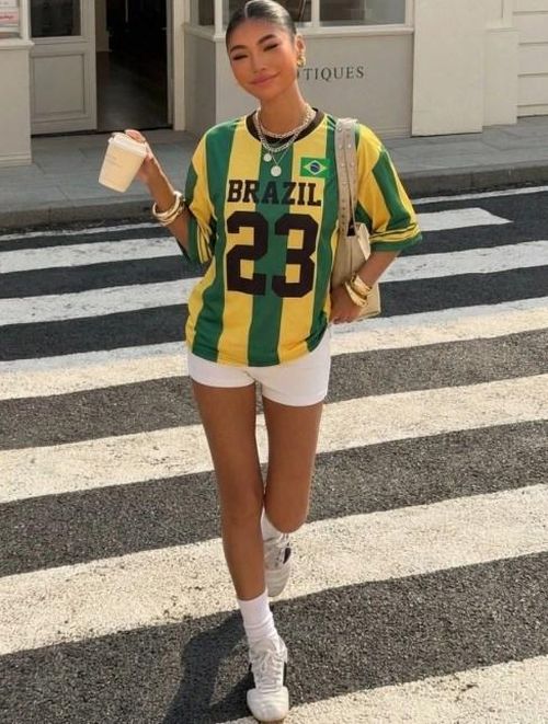 Theo WWW, thị trường áo cổ vũ bóng đá năm nay sôi động hơn kỳ World Cup trước. Tại Trung Quốc, nhiều người bình luận, chia sẻ phong cách áo đấu trên nền tảng Douyin. Taobao cũng ghi nhận lượt tìm kiếm và mua sắm áo bóng đá ngày càng tăng. Ảnh: Instagram bibia