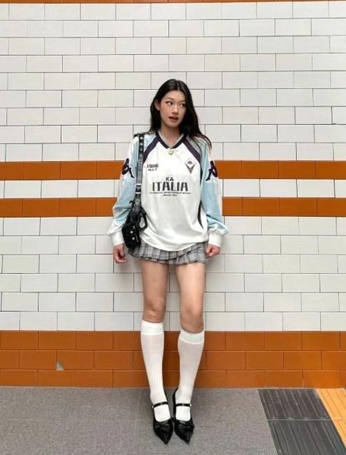 Ngoài quần jeans, quần bermuda, shorts và chân váy ngắn là những thiết kế được nhiều bạn trẻ mặc kèm với áo đấu. Cách phối này đem tới vẻ ngoài nữ tính và cuốn hút hơn