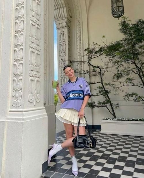 Dù không phải là fan của đội tuyển nào, nhiều bạn trẻ vẫn chọn hòa chung không khí World Cup bằng phong cách blokecore - mặc áo thi đấu bóng đá như trang phục thường. Ảnh: Instagram aurora