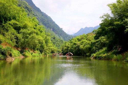 Thú vị nhất trong hành trình là được ngồi trên những chiếc bè tre xuôi theo dòng suối trong xanh giữa núi rừng. Dòng nước mát lành đưa du khách lướt qua nhiều thửa ruộng bậc thang xanh mướt và những nếp nhà sàn thấp thoáng dưới tán cây, mang đến cảm giác thư thái, bình yên giữa thiên nhiên vùng cao