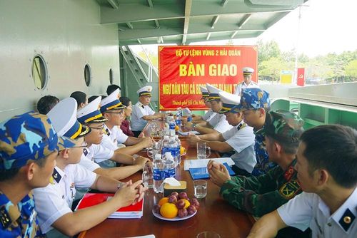 Bàn giao ngư dân gặp nạn cho gia đình