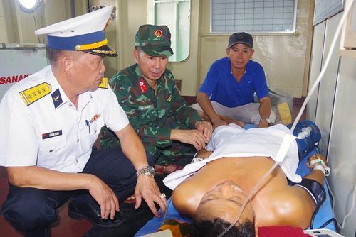 Đại tá Lê Hồng Quang, Phó Chủ nhiệm Chính trị Vùng 2 thăm hỏi, động viên sức khỏe ngư dân