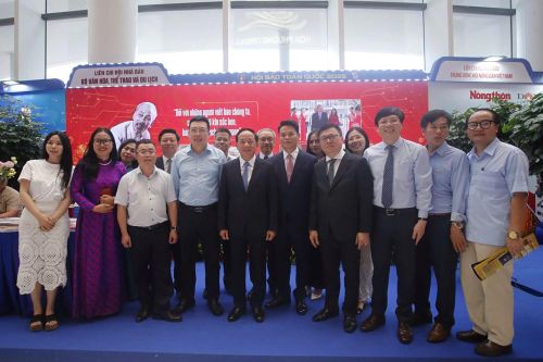 Trưởng Ban Tuyên giáo và Dân vận Trung ương Trịnh Văn Quyết; Tổng Biên tập Báo Nhân Dân, Phó Trưởng Ban Tuyên giáo và Dân vận Trung ương, Chủ tịch Hội Nhà báo Việt Nam Lê Quốc Minh; Phó Trưởng Ban Tuyên giáo và Dân vận Trung ương Trần Thanh Lâm; Tổng Biên tập Tạp chí Cộng sản Dương Trung Ý; Bí thư Thành ủy Hải Phòng Lê Ngọc Châu; Thứ trưởng Bộ VHTTDL Phan Tâm chụp hình lưu niệm cùng Liên chi hội Nhà báo Bộ VHTTDL