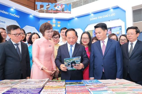 Đồng chí Trịnh Văn Quyết, Ủy viên Bộ Chính trị, Bí thư Trung ương Đảng, Trưởng Ban Tuyên giáo và Dân vận Trung ương và các đồng chí lãnh đạo thăm gian trưng bày của TTXVN tại Hội báo toàn quốc 2026. Ảnh: Minh Quyết - TTXVN