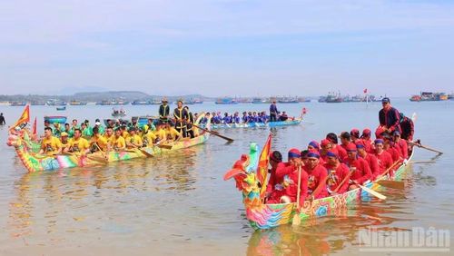Các đội đua thuyền tranh tài. (Ảnh: Ban tổ chức cung cấp)