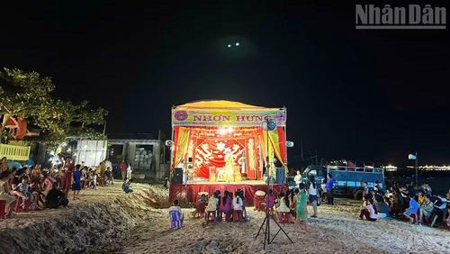 Diễn tuồng cổ phục vụ người dân và du khách.