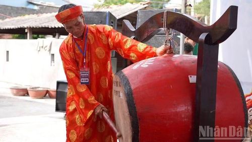 Nhịp trống bắt đầu lễ hội đua thuyền.
