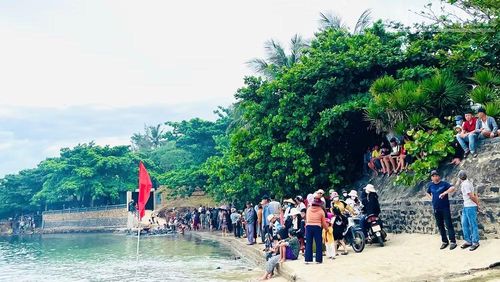Đông đảo người dân tham dự các lễ của làng dịp Tết Đoan Ngọ.