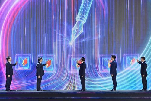Các đại biểu bấm nút khai mạc Hội báo toàn quốc 2026. Ảnh: Thủy Nguyên