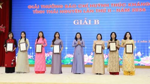 Trao giải Giải thưởng báo chí Huỳnh Thúc Kháng tỉnh Thái Nguyên lần II-năm 2026. (Ảnh: TUẤN SƠN)