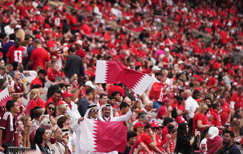Sắc màu cổ động viên Qatar trên khán đài. Ảnh: AP 