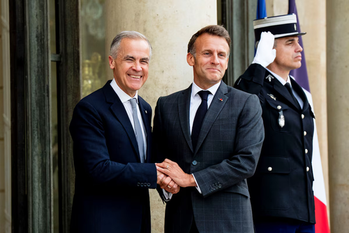 Tổng thống Pháp Emmanuel Macron chào đón Thủ tướng Canada Mark Carney tại Điện Élyseé, tháng 6-2026. Ảnh: The Canadian Press
