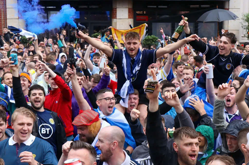 Các cổ động viên Scotland náo nhiệt bậc nhất tại Mỹ. Ảnh The Boston Globe 