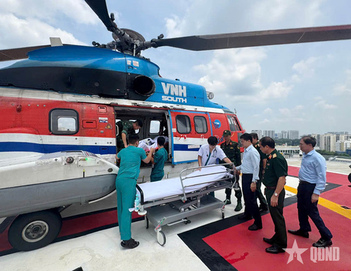  Trực thăng hạ cánh, bệnh nhân nhanh chóng được đưa vào Bệnh viện Quân y 175 cấp cứu. 
