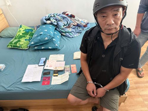 Wang Tiejun cùng tang vật vụ cướp.