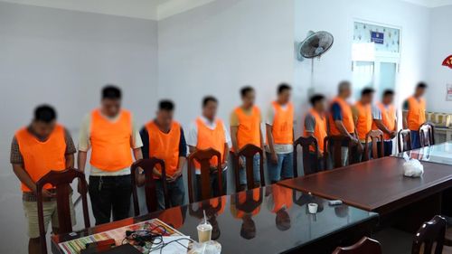 Các đối tượng liên quan đường dây cá độ bóng đá bị Công an tỉnh Khánh Hòa triệt phá.